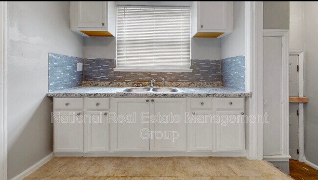 Building Photo - 9525 Robson St