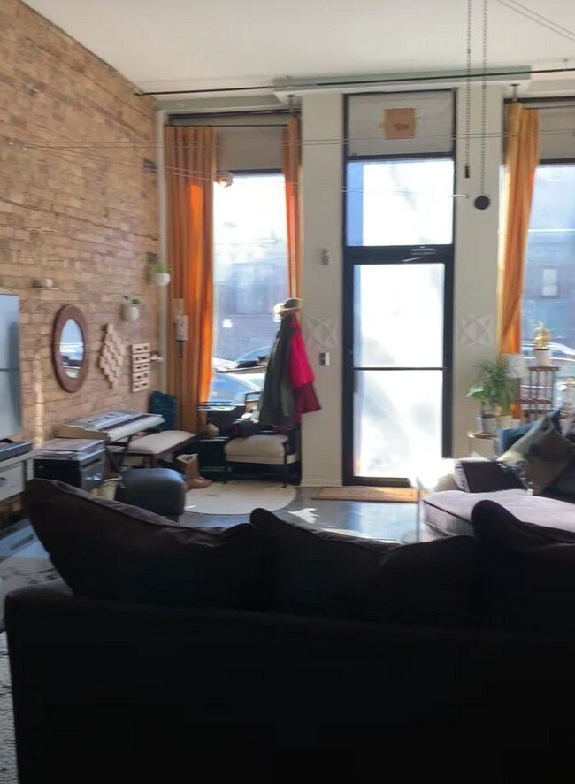 Building Photo - 2047 N Hoyne Ave