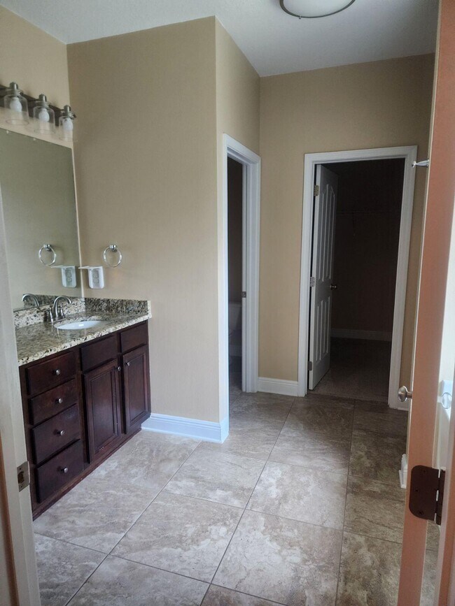 Building Photo - 421 Mango Ln