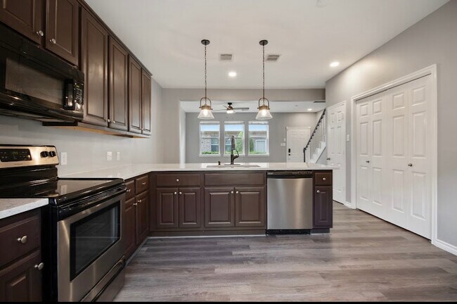 Building Photo - 1807 Kemah Village Dr