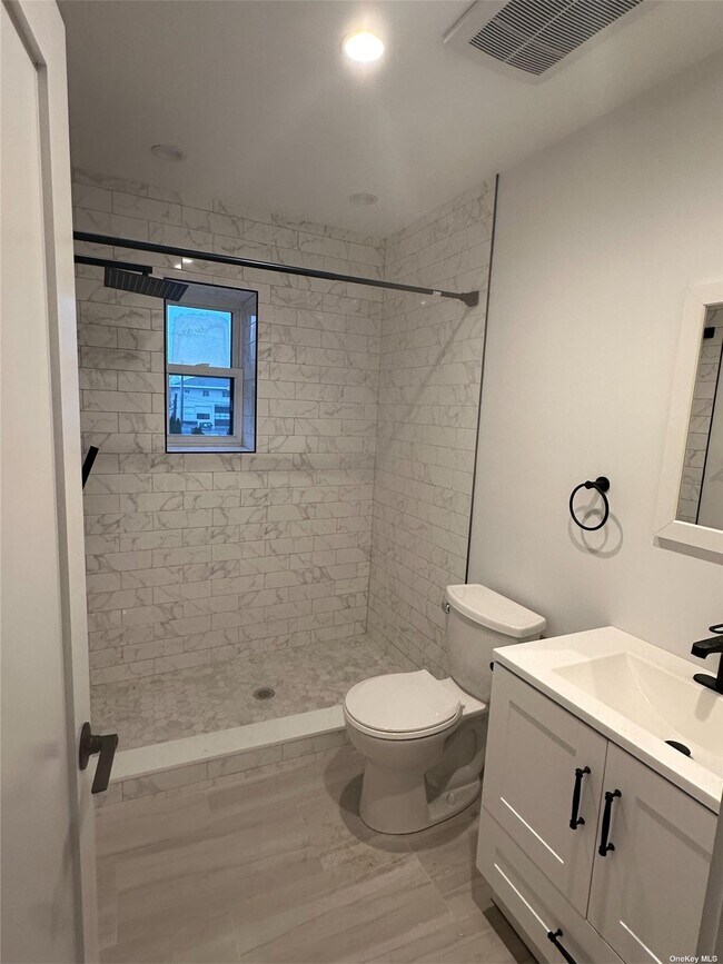 Building Photo - 1732 Great Neck Rd