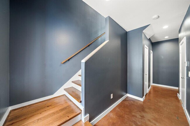 Building Photo - 1014 Montrose Blvd