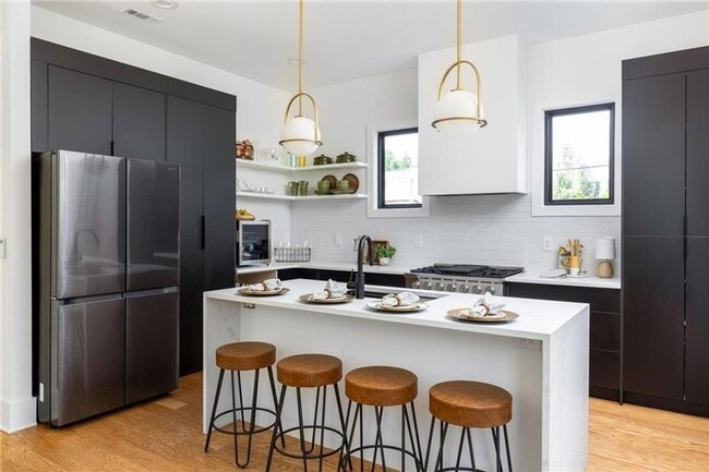 Building Photo - 239 Lowry St NE