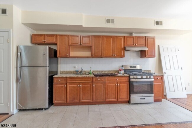 Foto del edificio - 383 Central Ave