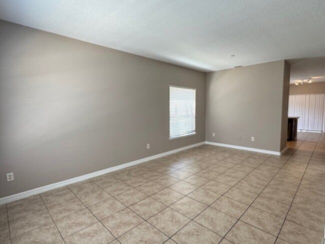 Building Photo - Beautiful 3 Bedroom, 2 1/2 Bath Corner Townhouse in Gated Community!