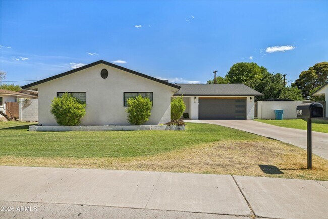 Building Photo - 301 E Royal Palm Rd