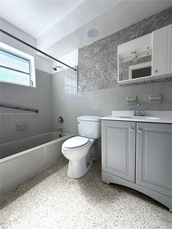 Foto del edificio - 695 NW 44th Ave