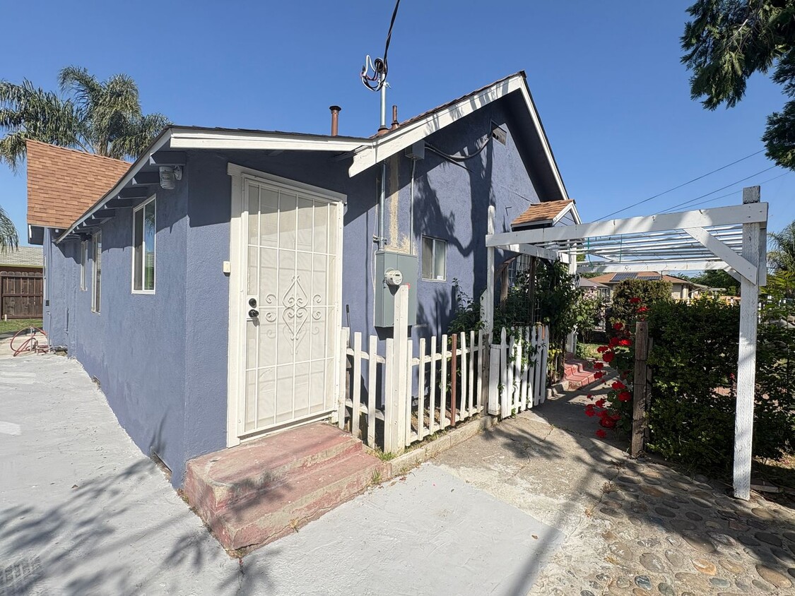 Primary Photo - Spacious 3 Bed, 2 Bath Single Story Home