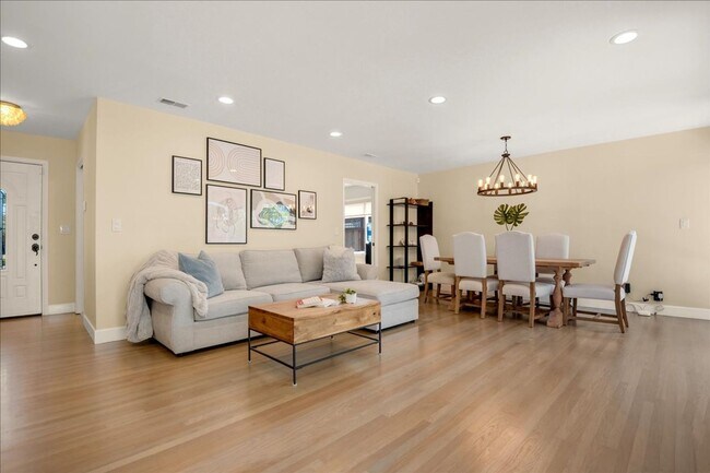 Building Photo - Beautiful spacious 3 bed 2 bath in Belmont