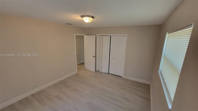 Foto del edificio - 5880 NW 19th St