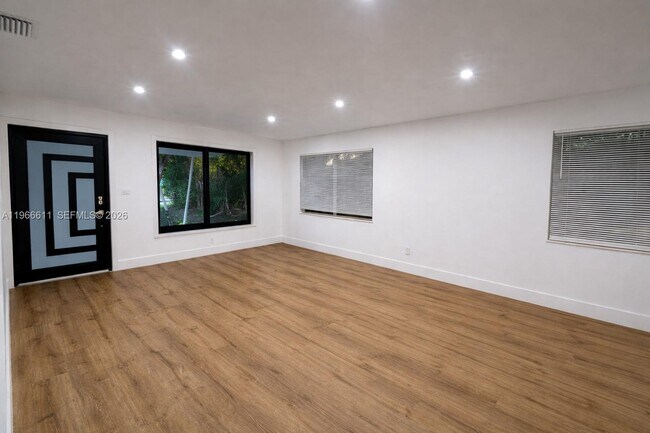 Foto del edificio - 6849 SW 12th St