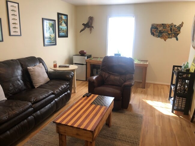 Building Photo - 159 E Cloverhurst Ave