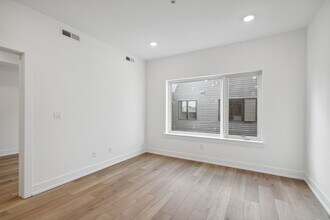 Interior Photo - The Crown on Leland