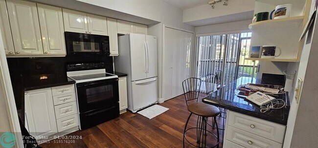 Building Photo - 7597 Cinebar Dr