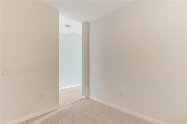 Foto del edificio - Spacious + secure 1/1 condo with a bonus r...