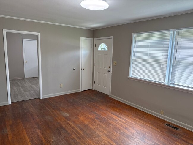 Building Photo - Nice 2 Bedroom 1 Bath bungalow! Garage! $795