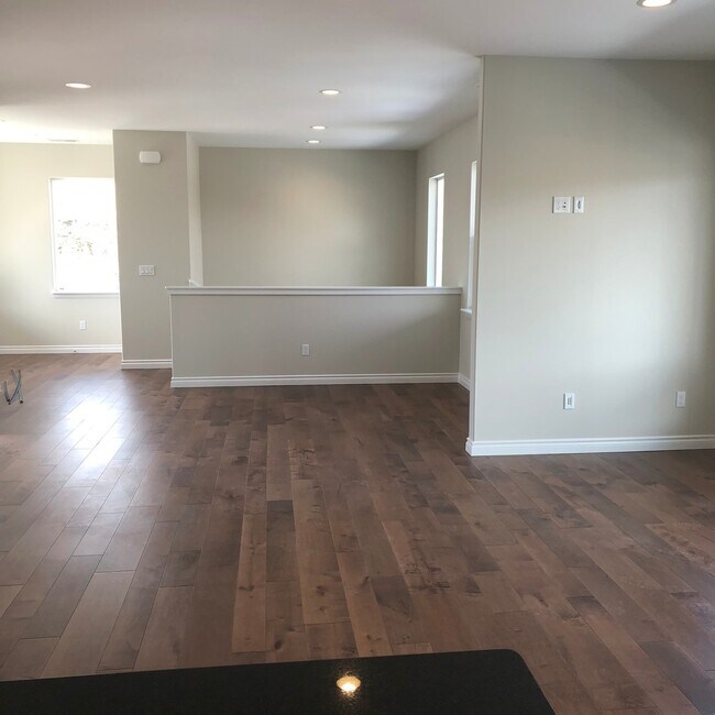 Building Photo - Beautiful 5 bedroom, 4 bath home with wrap...