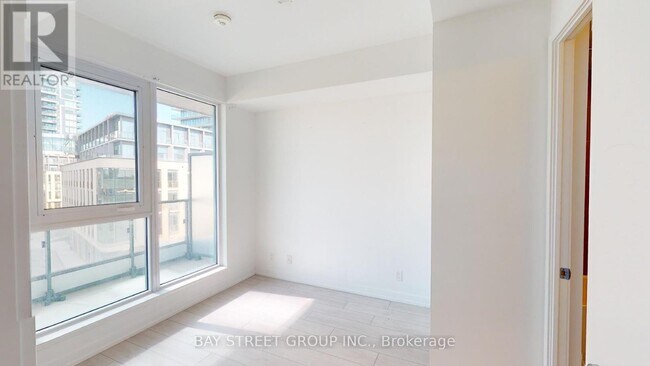 Photo du bâtiment - 950-950 Portage Pkwy