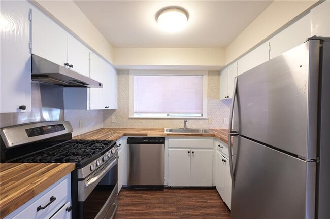 Building Photo - 2303 Western Trails Blvd