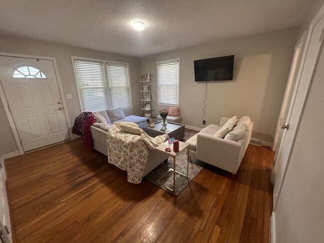 Building Photo - 2807 Holt Dr