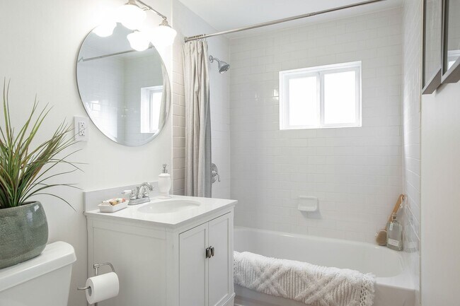 Foto del edificio - Charming updated home in Columbia City, av...
