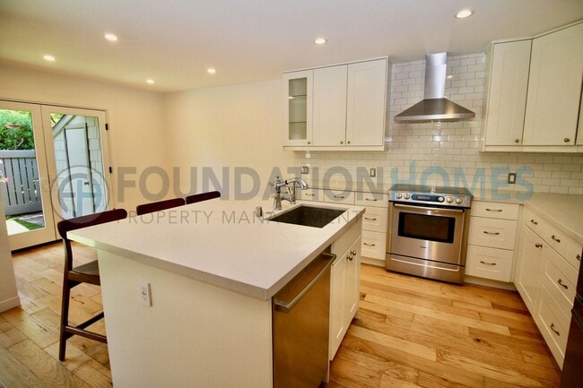 Building Photo - Tech-Enabled Sausalito Townhouse | Remodeled, Loft, Community Pool & 2 Carports - FOUNDATION