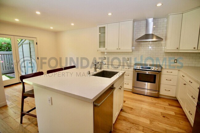 Foto del edificio - Tech-Enabled Sausalito Townhouse | Remodeled, Loft, Community Pool & 2 Carports - FOUNDATION