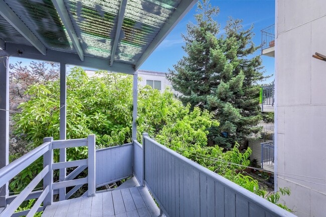 Building Photo - Light Filled Three Bedroom Flat In Prime L...