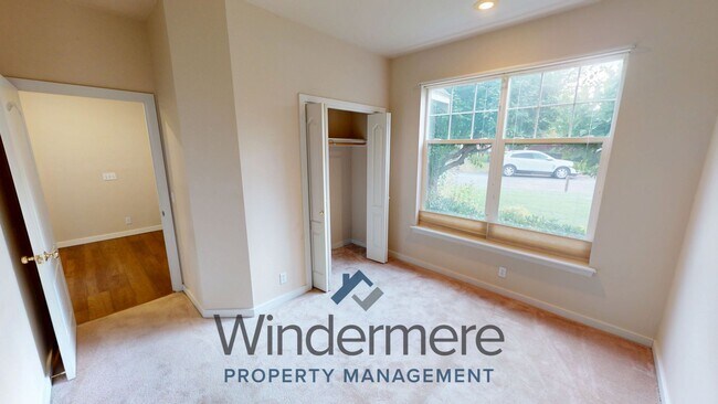 Building Photo - 702 SE Creekside Dr