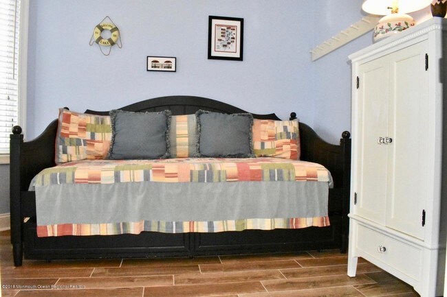 Foto del edificio - 613 Monmouth Ave