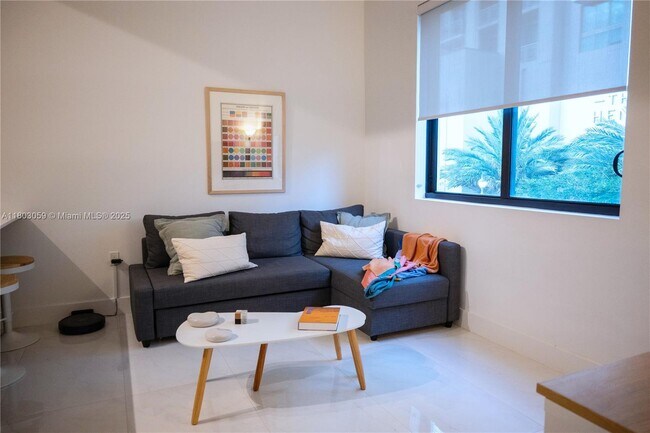 Foto del edificio - 301 Altara Ave