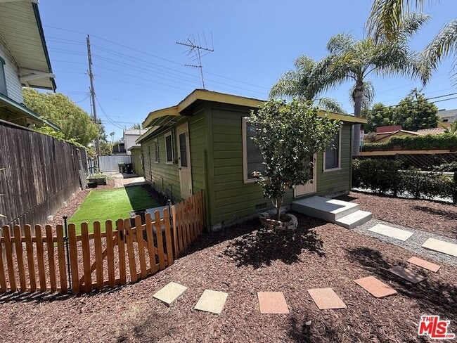 Photo - 802 Superba Ave House
