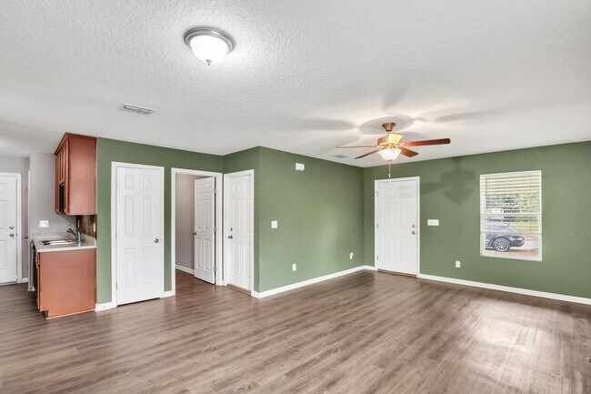 Building Photo - 3 Bedroom 2 bath home near beaches