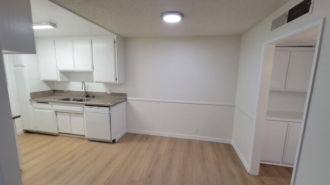 Building Photo - 11007 Hartsook St