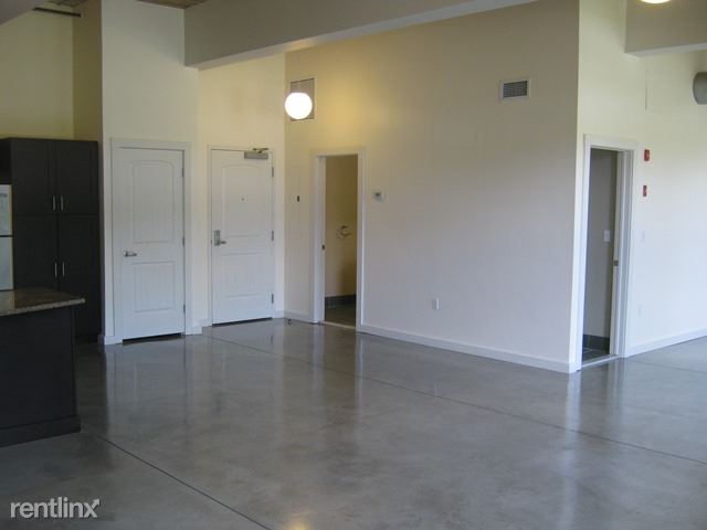 Building Photo - 180 Waterman Ave