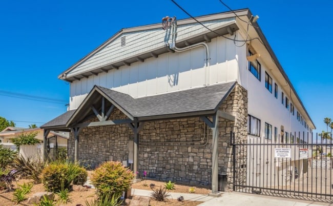 Building Photo - 4461 Menlo Ave