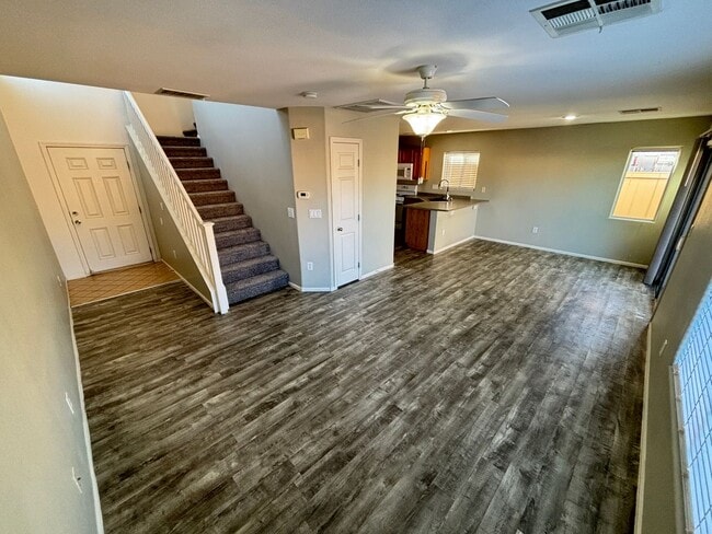 Foto del edificio - Beautiful 4Bed/2.5 Bath/2Car 2 Story Home nestled in this beautiful Southwest Community near Rhod...