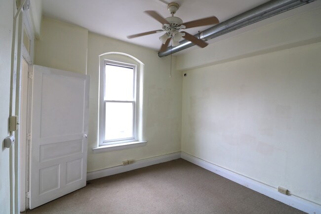 Building Photo - 132 E Philadelphia Ave
