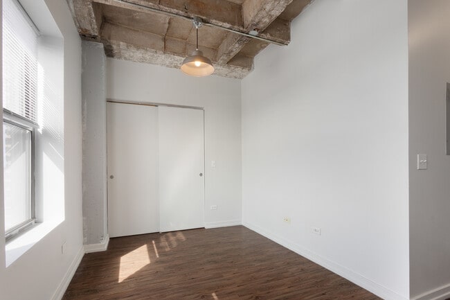 Building Photo - 1325 W Wilson Ave