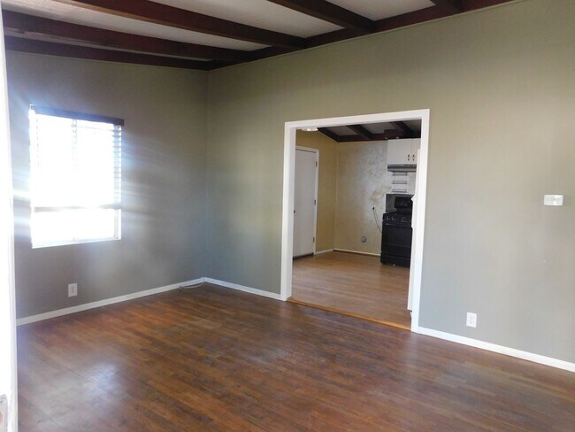 Foto del edificio - 865 Square Foot Property With a 7625 Squar...
