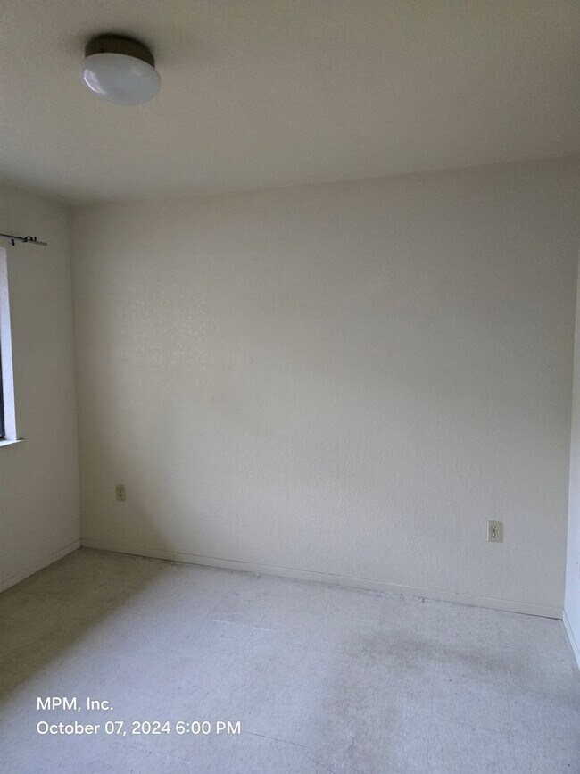 Building Photo - 2 bedroom
