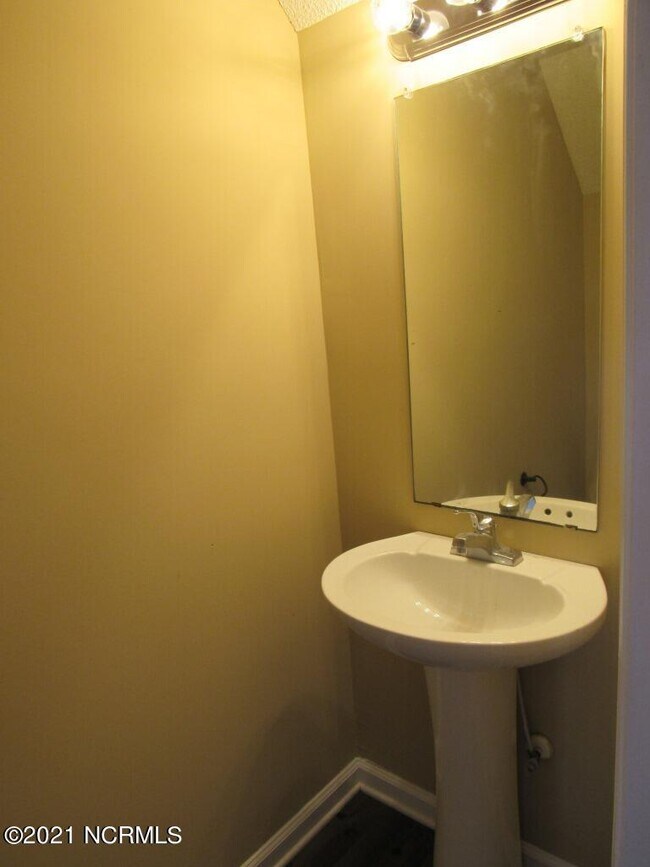 Foto del edificio - 210 Meadowbrook Ln