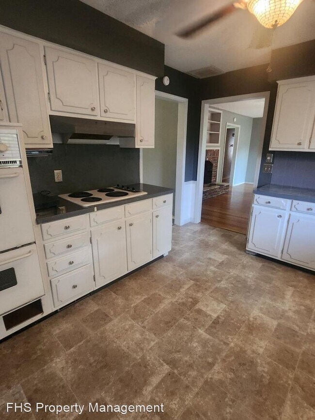 Building Photo - 3 br, 2 bath House - 3052 E Sunset