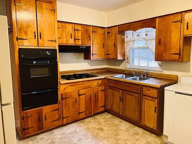 Foto del edificio - A well maintained 3 bedroom 1 bath brick r...