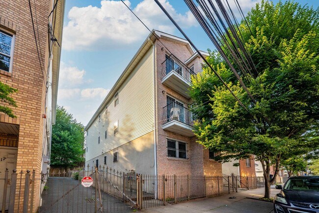 Building Photo - 13-15-15 Norfolk St