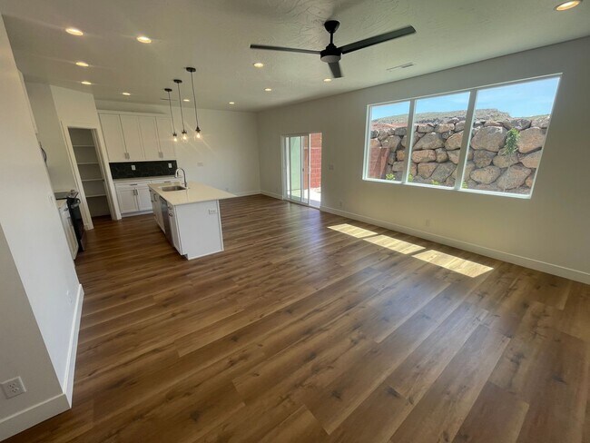 Building Photo - Beautiful 3 Bed Home with VIEWS!! - END UN...