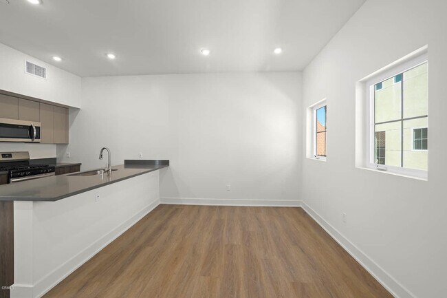 Building Photo - 840 N Fair Oaks Ave