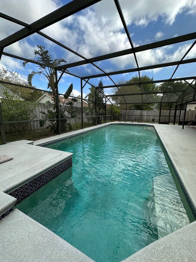 Building Photo - Spacious Pool Home in Oviedo