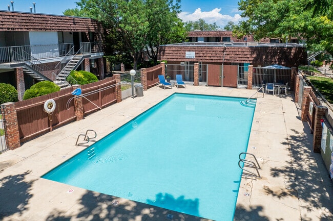 Swimming Pool - Meadowlark Apartments