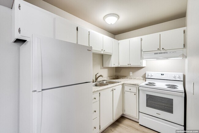 Foto del edificio - 671 S. Western Ave.